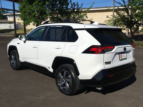 Used 2024 Toyota RAV4 SE w/ Weather & Moonroof Package AWD/4WD image 4