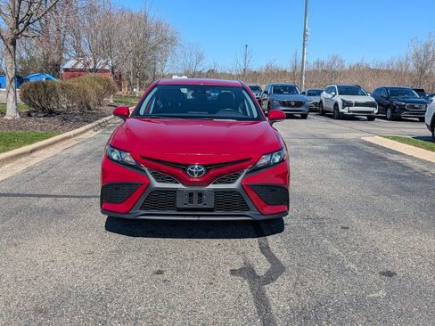 Used 2023 Toyota Camry SE image 4