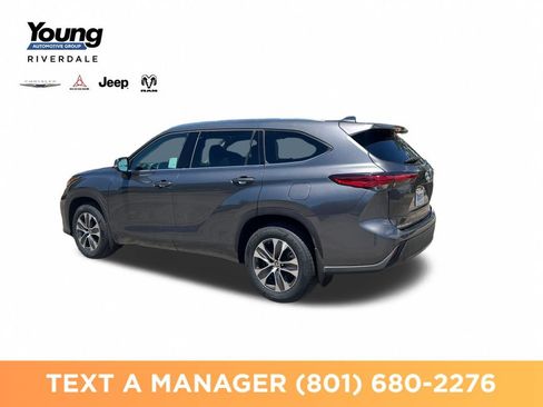 Used 2021 Toyota Highlander XLE AWD/4WD image 3