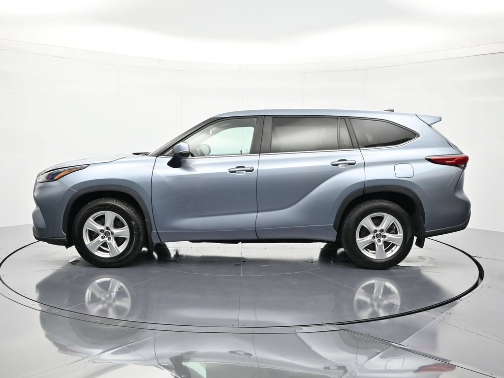 Used 2023 Toyota Highlander LE AWD/4WD image 8