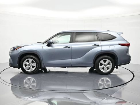 Used 2023 Toyota Highlander LE AWD/4WD image 8