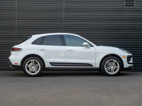 Certified 2022 Porsche Macan AWD/4WD image 9