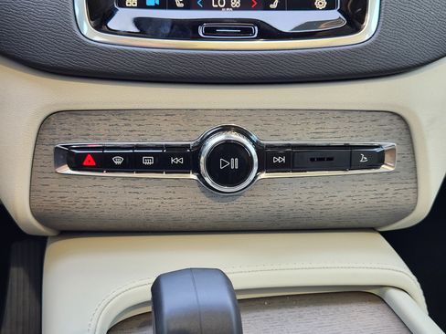 Certified 2025 Volvo XC90 B6 Plus w/ Protection Package Premier image 28