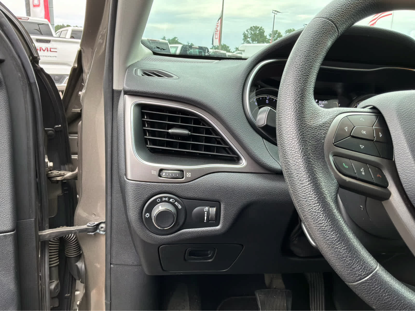 Used 2020 Jeep Cherokee Latitude FWD image 13