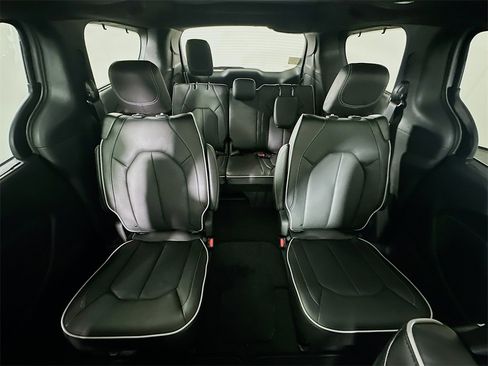 New 2026 Chrysler Pacifica Limited image 10