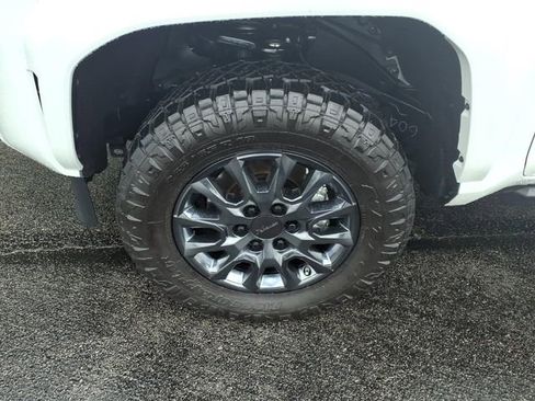 Used 2025 Toyota Tacoma TRD Sport AWD/4WD image 4