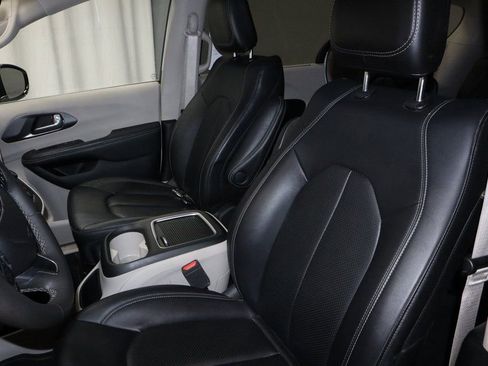 Used 2024 Chrysler Pacifica Touring-L image 25