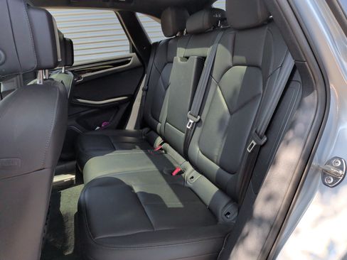 Used 2024 Porsche Macan AWD/4WD image 32