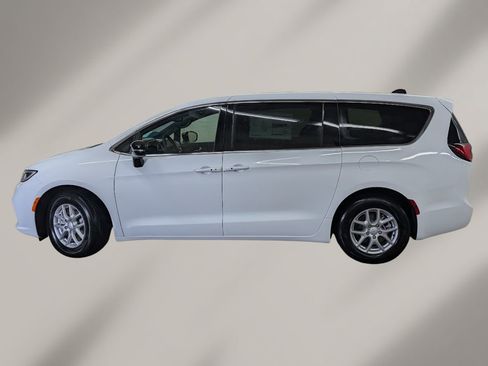 New 2026 Chrysler Pacifica Select image 3