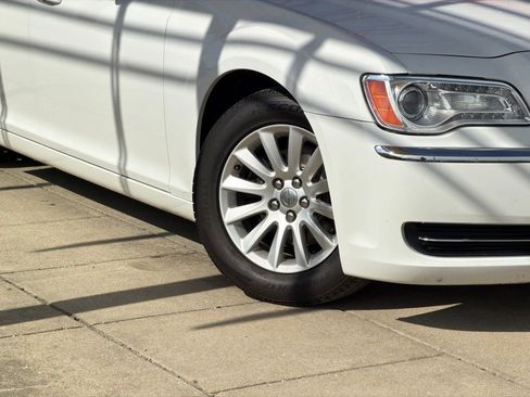 Used 2013 Chrysler 300 RWD image 10