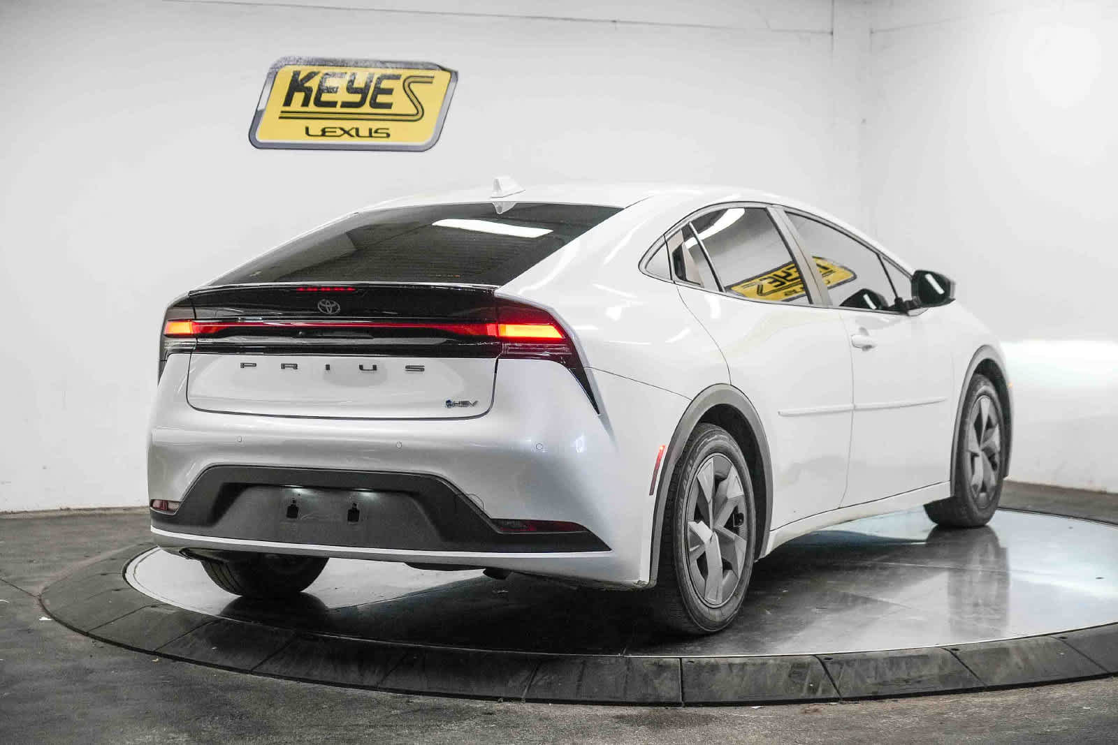 Used 2024 Toyota Prius LE FWD image 6