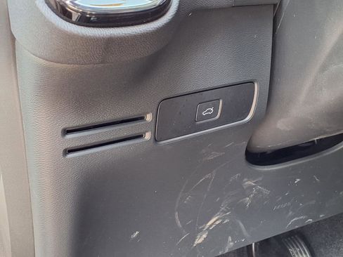 Certified 2023 Volvo XC40 Recharge Ultimate image 11