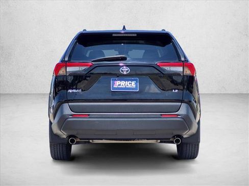 Used 2021 Toyota RAV4 LE FWD image 7