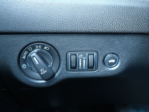 Used 2015 Chrysler 300 C image 32