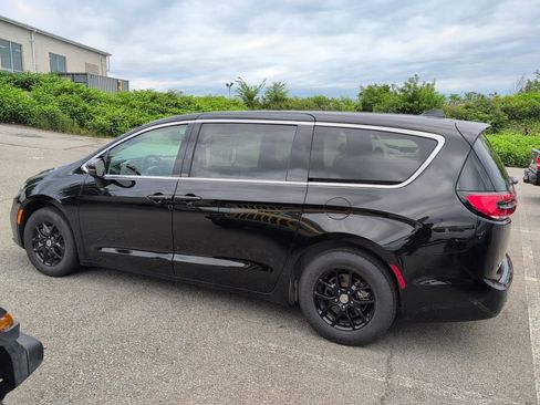 Used 2024 Chrysler Pacifica Touring-L FWD image 4