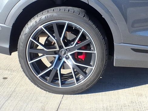 Used 2019 Audi Q8 Prestige w/ Luxury Package image 5