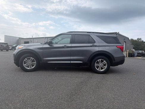 Used 2023 Ford Explorer XLT w/ Equipment Group 202A AWD/4WD image 4