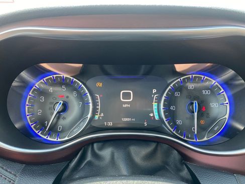 Used 2020 Chrysler Pacifica Limited FWD image 9