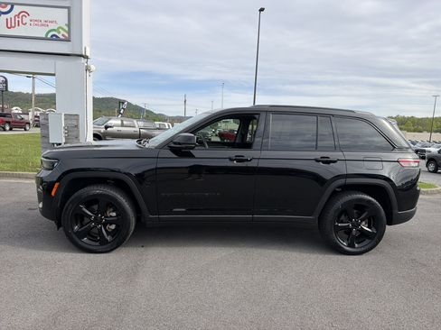 Used 2023 Jeep Grand Cherokee Limited w/ Black Appearance Package RWD image 10