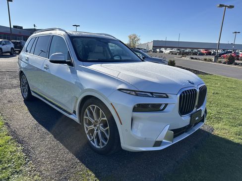 Used 2024 BMW X7 xDrive40i w/ Executive Package image 2