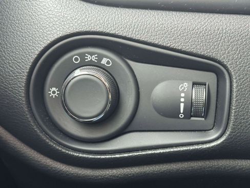 Used 2023 Jeep Renegade Latitude image 16