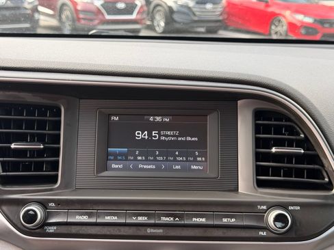 Used 2020 Hyundai Elantra SE FWD image 20
