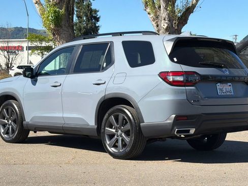 Used 2025 Honda Pilot Sport image 6