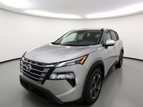 Used 2025 Nissan Rogue SV image 3