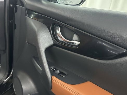 Used 2017 Nissan Rogue SL w/ SL Premium Package image 36