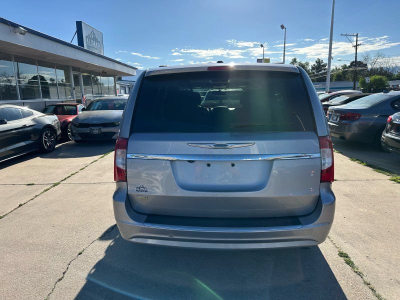 Used 2014 Chrysler Town & Country Touring FWD image 6