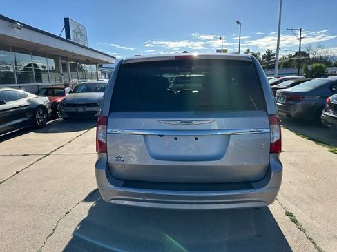 Used 2014 Chrysler Town & Country Touring FWD image 6