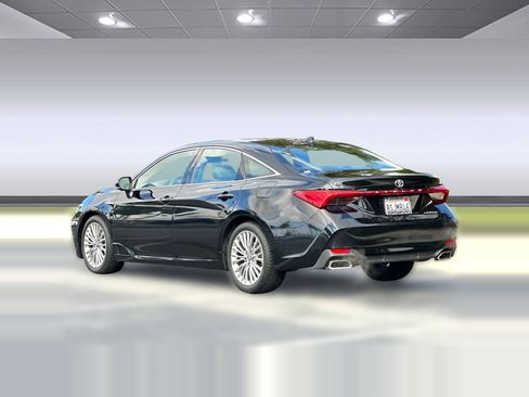 Used 2020 Toyota Avalon Limited image 3