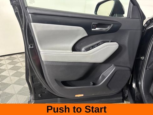 Used 2025 Toyota Highlander XLE AWD/4WD image 11