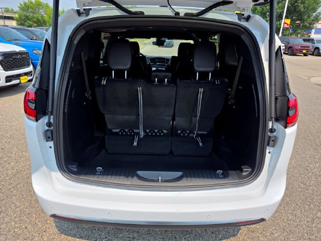 New 2027 Chrysler Pacifica Select AWD/4WD image 12