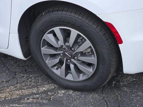 Certified 2024 Chrysler Pacifica Limited FWD image 22