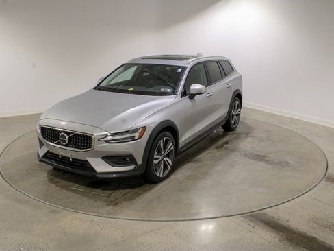 Used 2025 Volvo V60 B5 Cross Country Plus image 1