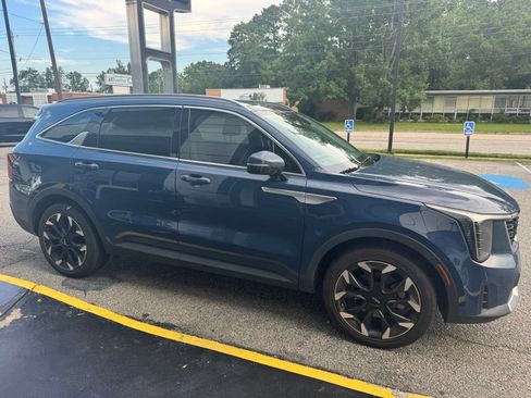 Used 2024 Kia Sorento EX w/ Panoramic Sunroof Package FWD image 10