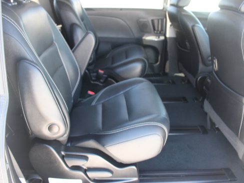 Used 2019 Toyota Sienna SE w/ SE Preferred Package AWD/4WD image 17