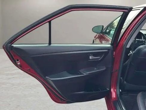 Used 2015 Toyota Camry SE image 12