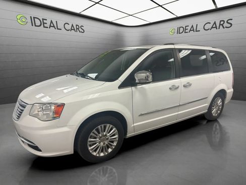 Used 2016 Chrysler Town & Country Limited FWD image 1