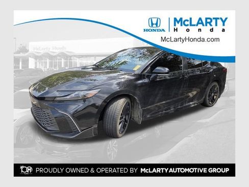 Used 2025 Toyota Camry SE FWD image 1