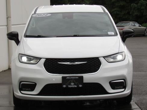 Used 2024 Chrysler Pacifica Touring-L FWD image 3