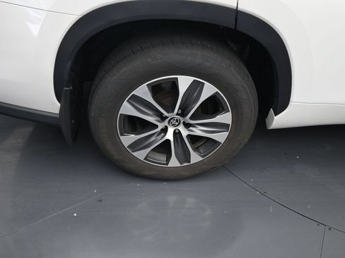 Used 2022 Toyota Highlander XLE AWD/4WD image 10