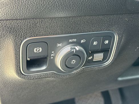 Used 2022 Mercedes-Benz GLB 250 w/ Premium Package Lite image 17