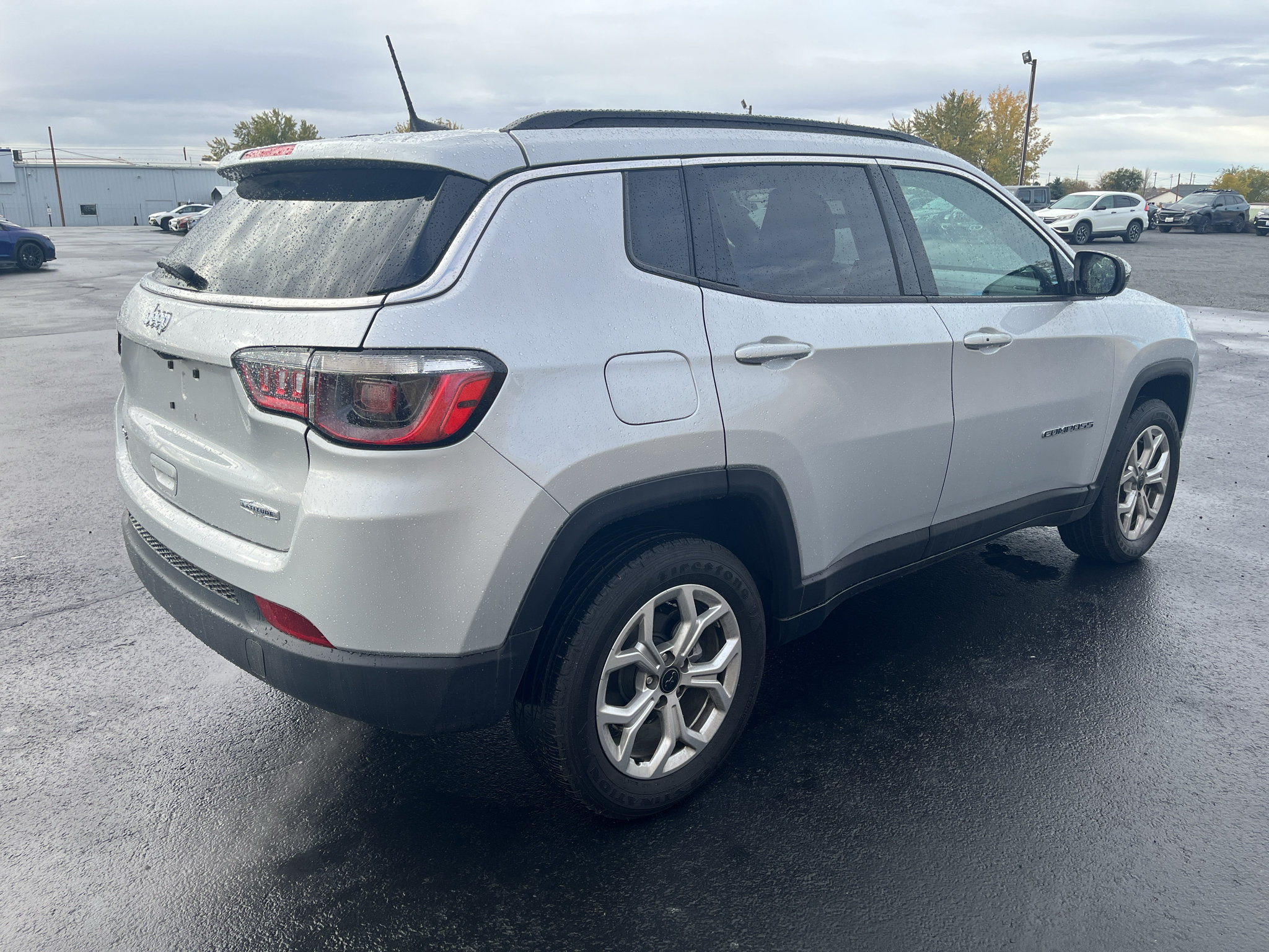 Used 2025 Jeep Compass Latitude w/ Convenience Group AWD/4WD image 4