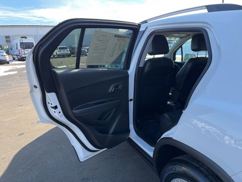 Used 2019 Chevrolet Trax LT w/ LT Convenience Package image 18