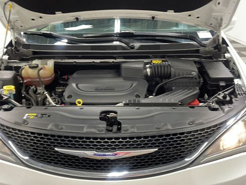 Used 2020 Chrysler Pacifica Touring-L FWD image 26
