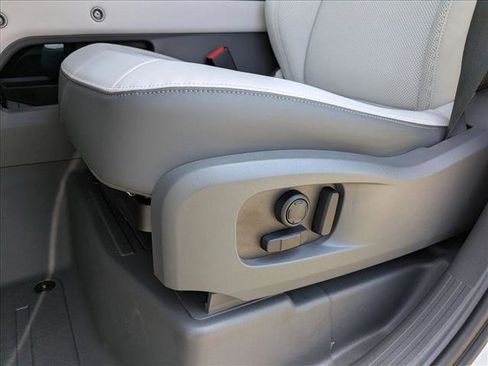 New 2025 Land Rover Defender 110 X-Dynamic SE image 4