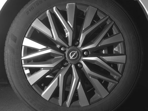 Used 2025 Nissan Altima 2.5 SV FWD image 13