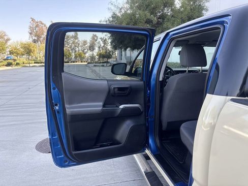 Used 2017 Toyota Tacoma SR5 w/ Tow Package RWD image 10